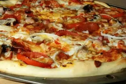 Пицца сырная с сосисками 