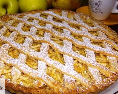Яблочный пирог с изюмом и черносливом 