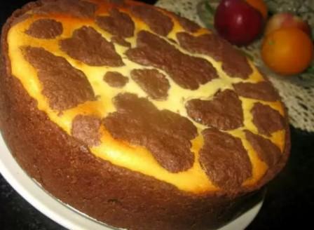 Пирог с изюмом творогом и орехами